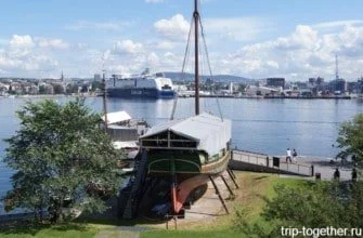 Осло. Корабль на берегу музейного острова. панорама города.