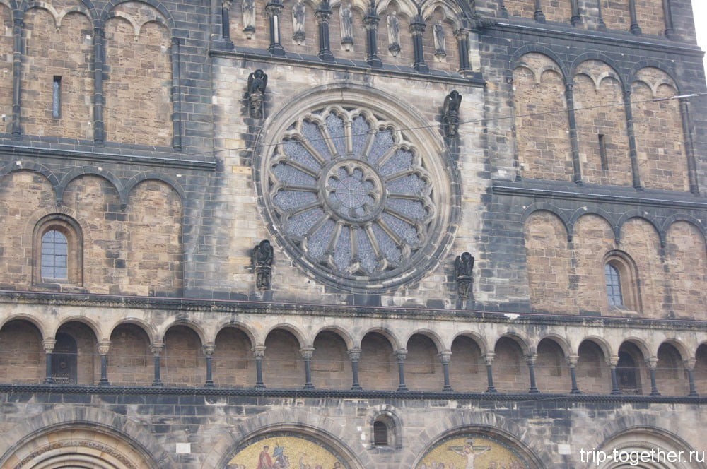Фрагмент архитектуры Собора Святого Петра в Бремене