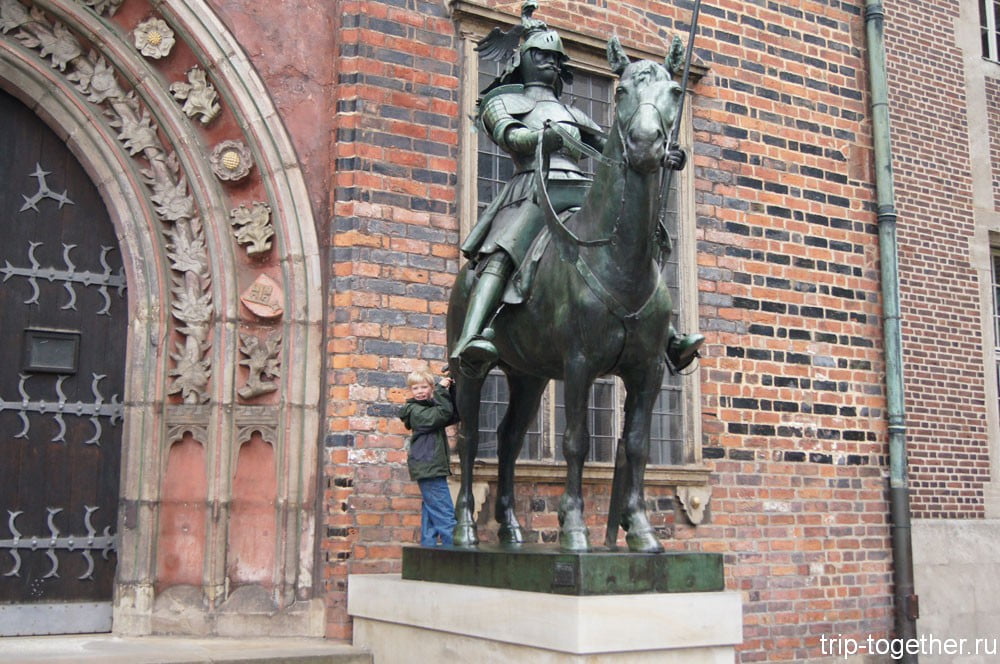 Скульптура конного рыцаря в Бремене