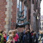 Немецкие школьники у статуи Бременских музыкантов