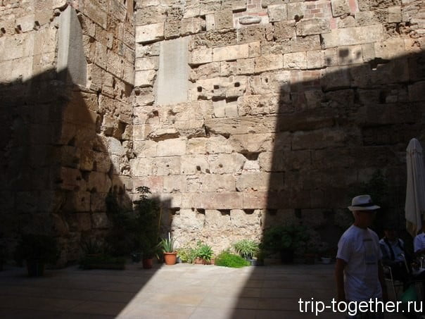 Древне римские стены в Барсе