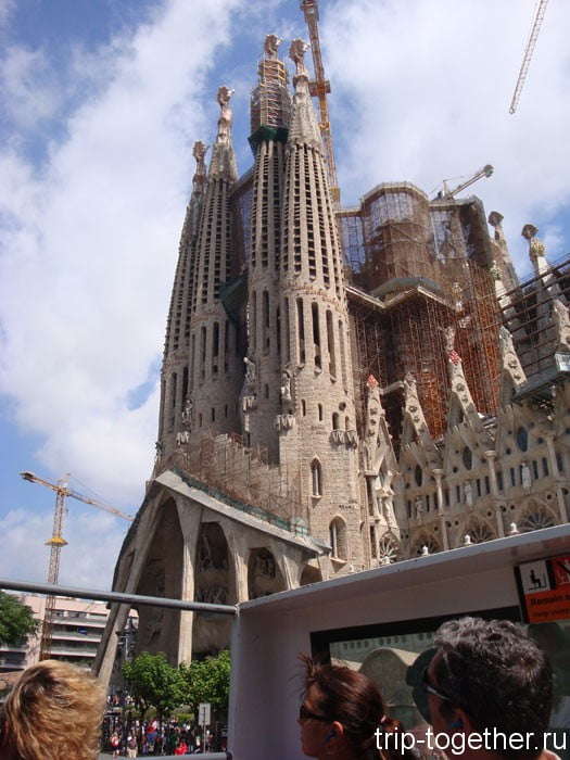 Вид с туристического автобуса. Собор Саграда Фамилия в Барселоне