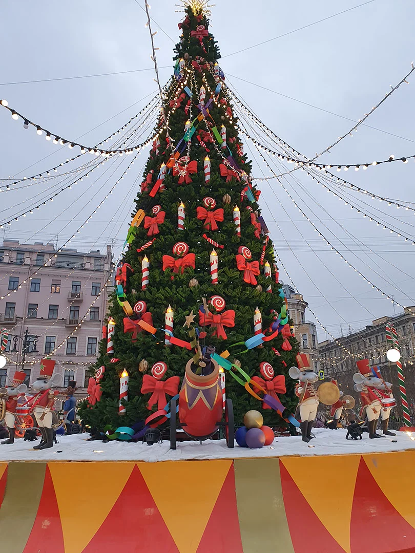 Главная ёлка Новогодней ярмарки 2020-2021 в Санкт-Петербурге