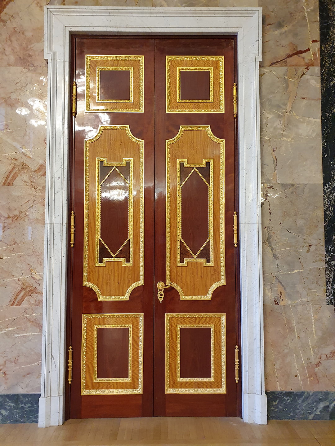 Георгиевский зал Михайловского дворца - оформление дверей