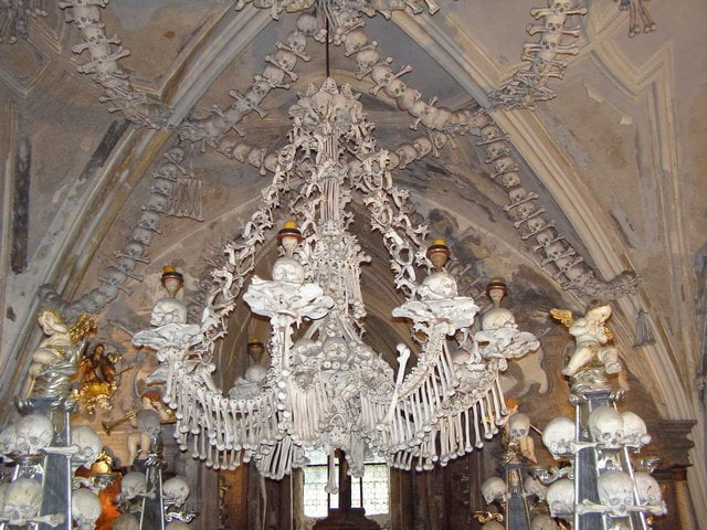 Костница, церковь, украшенная человеческими костями