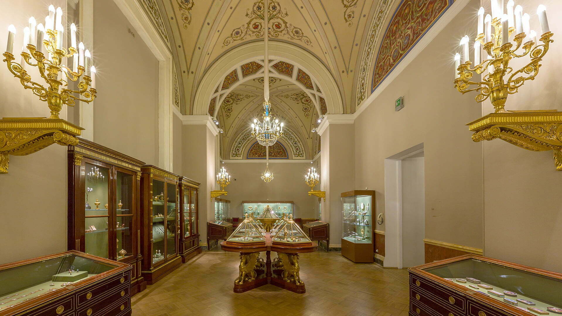 Общий вид залов, ювелирное искусство XIX века