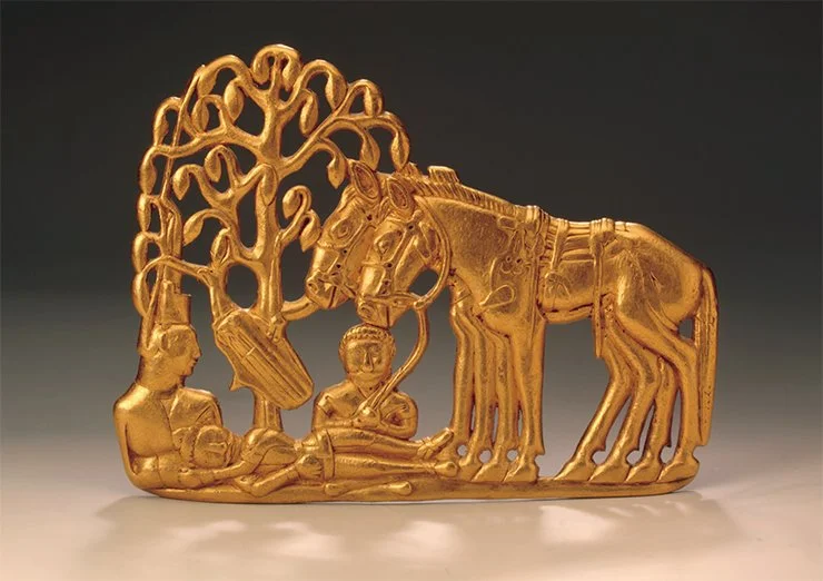 Одна из пары золотых поясных пластин со сценой под деревом, поступивших во второй посылке князя Гагарина, отправленной 12 декабря 1716  г. Предположительно поясная застежка может датироваться V—III вв. до н. э.