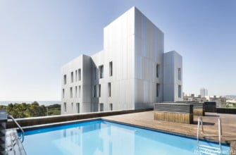 Апартаменты в Барселоне с бассейном в пешей доступности от моря