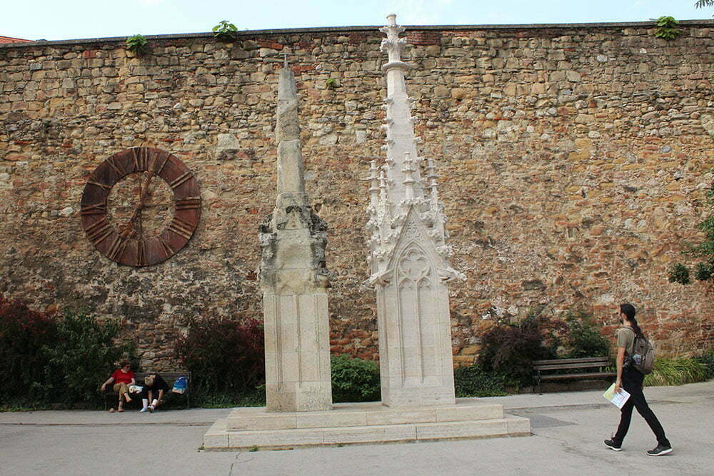 Монумент у Собора Вознесения Девы Марии и святых Стефана и Владислава в Загребе