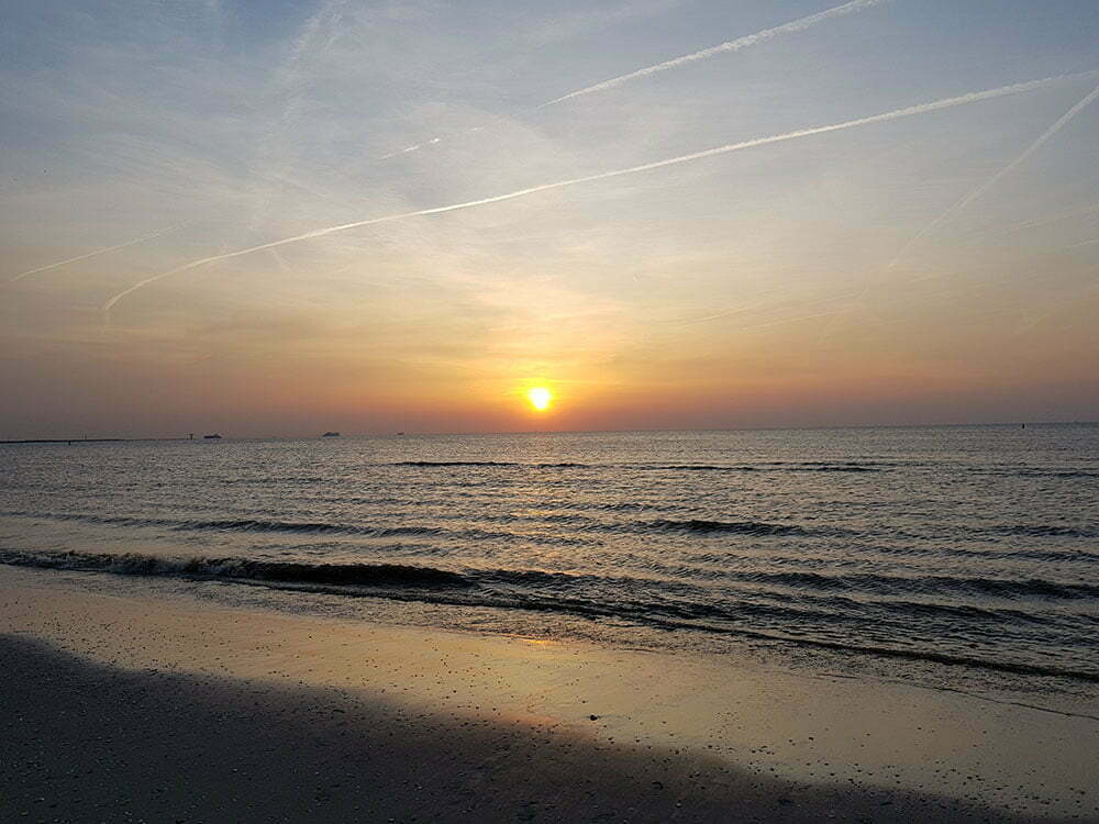 Закат на пляже Хук-ван-Холланд