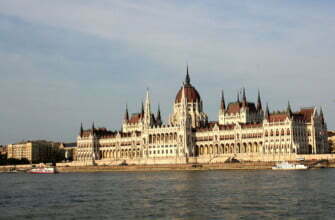 Здание Венгерского парламента в Будапеште на Дунае
