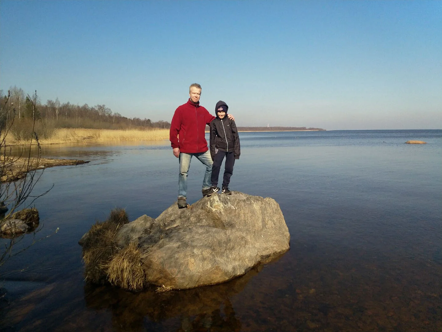 Я с сыном на берегу Ладожского озера