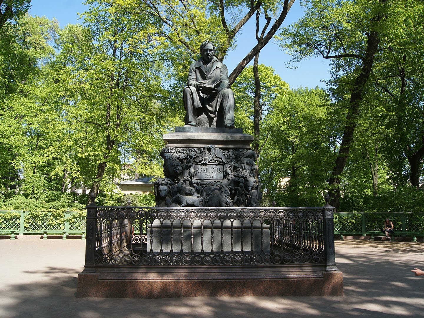 Памятник Крылову в Летнем саду