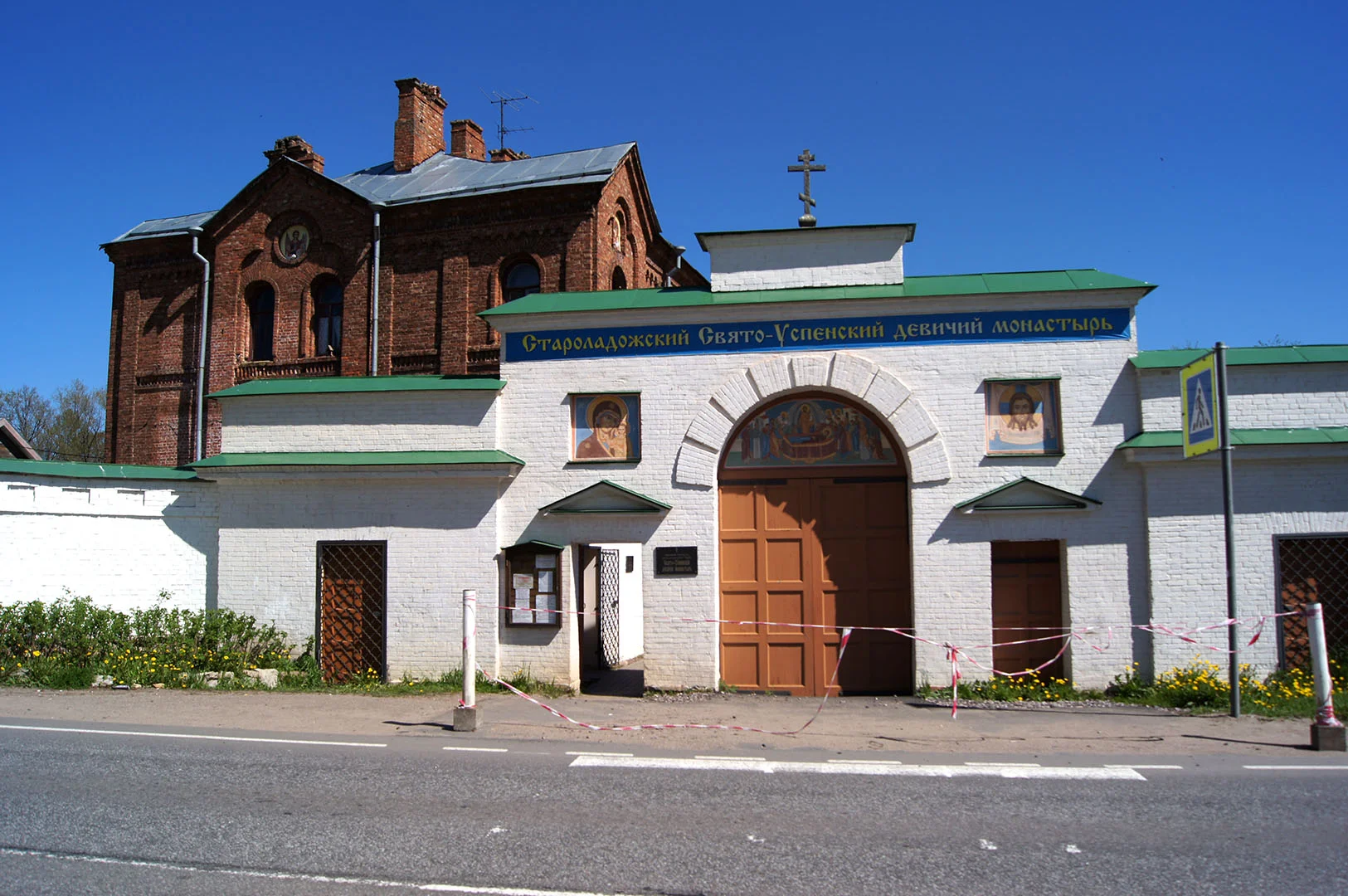 Староладожский Успенский девичий монастырь- входные ворота