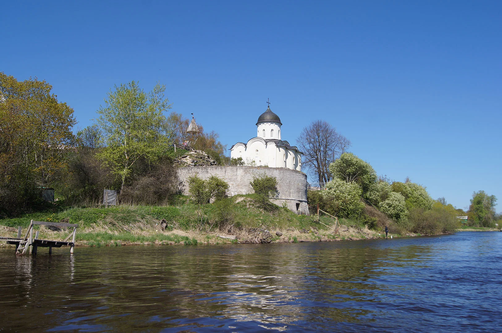 Церковь Святого Георгия, вид с реки Волхов