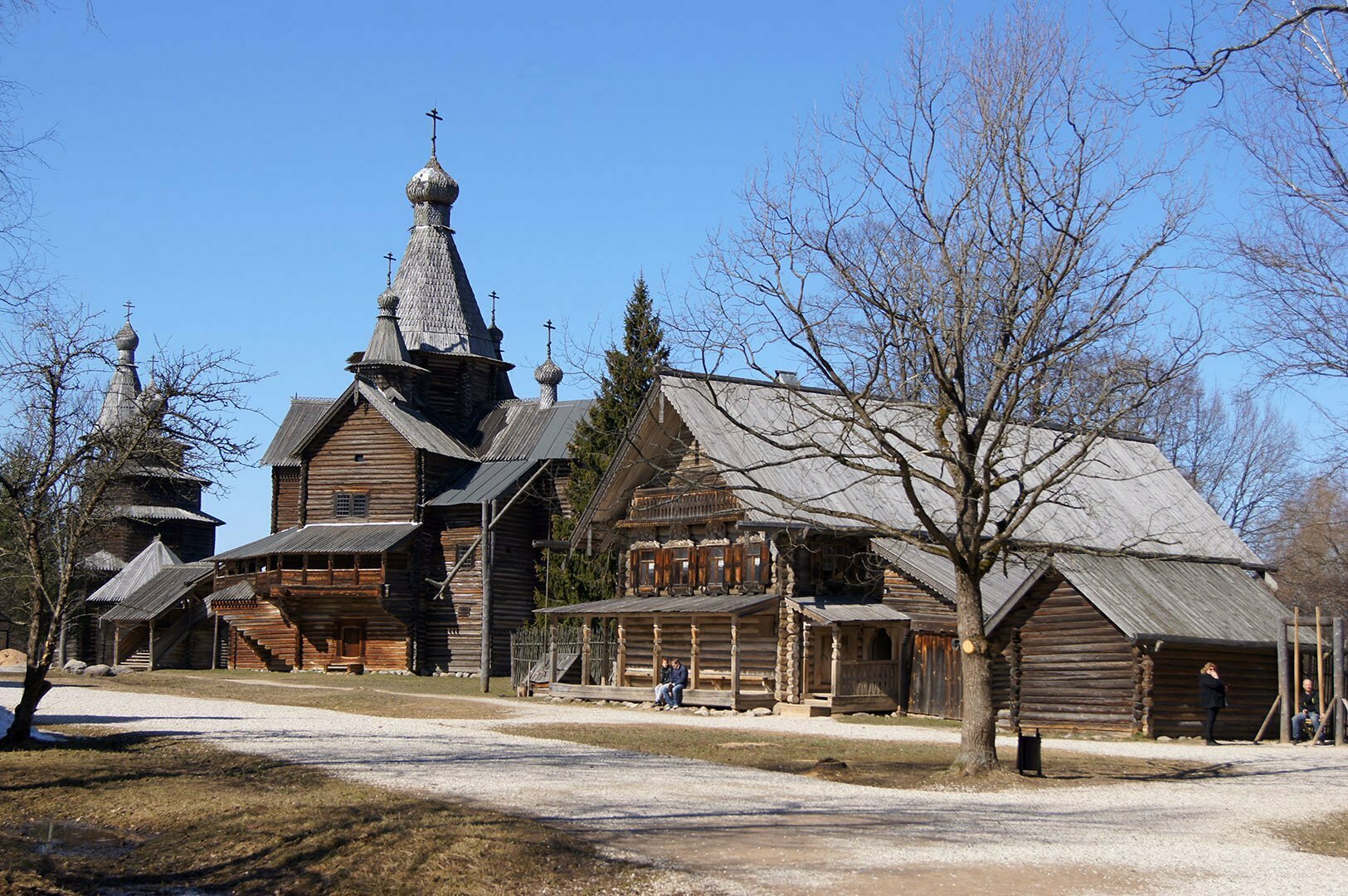 Общий вид налево от входа. Музей деревянного зодчества в Великом Новгороде