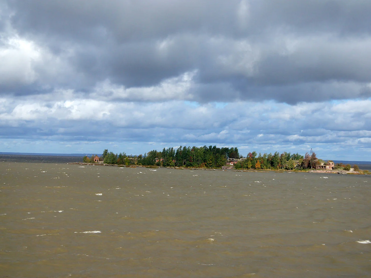 Финский залив вокруг дамбы