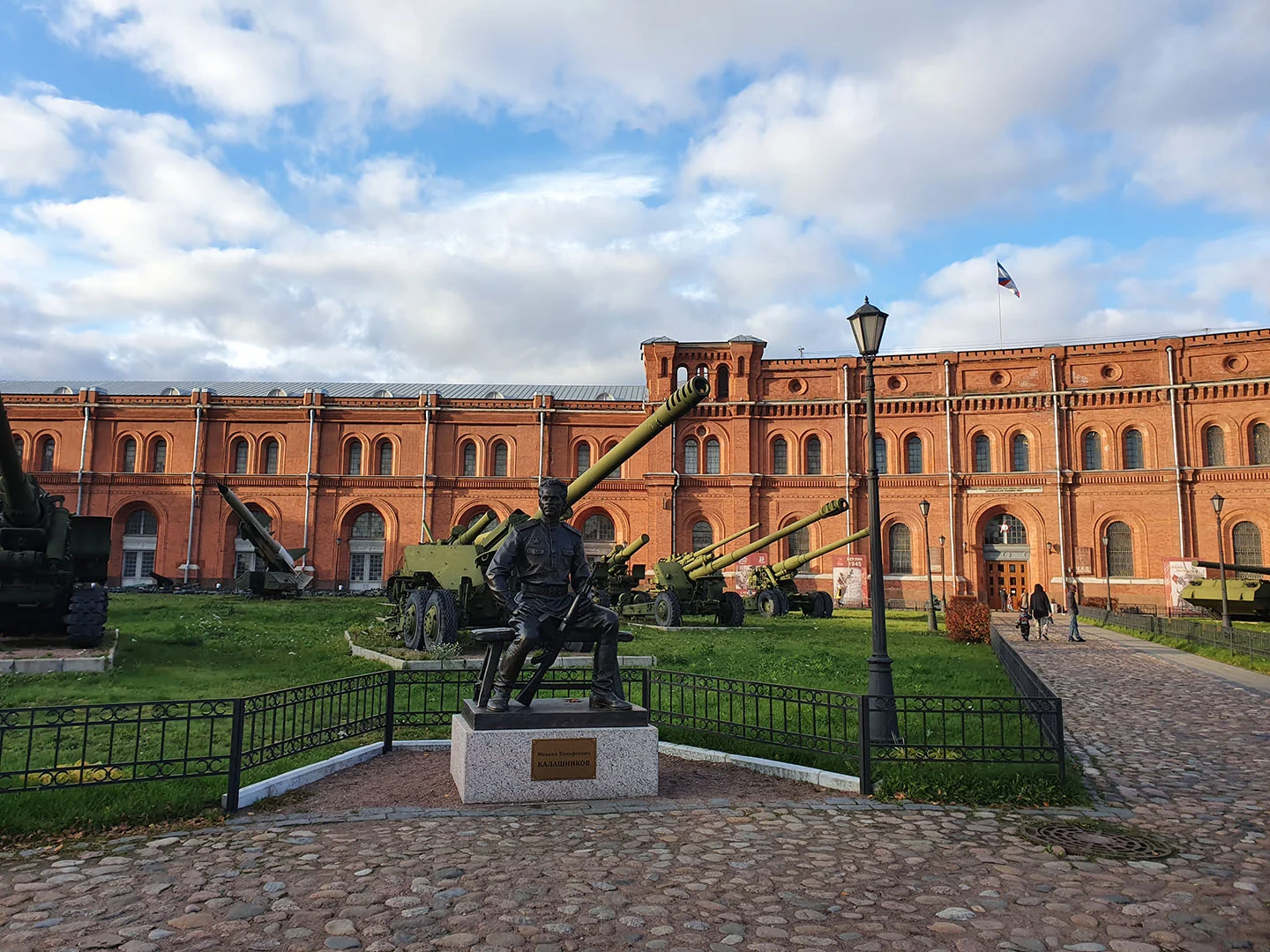 Музей Артиллерии в Питере, памятник Калашникову