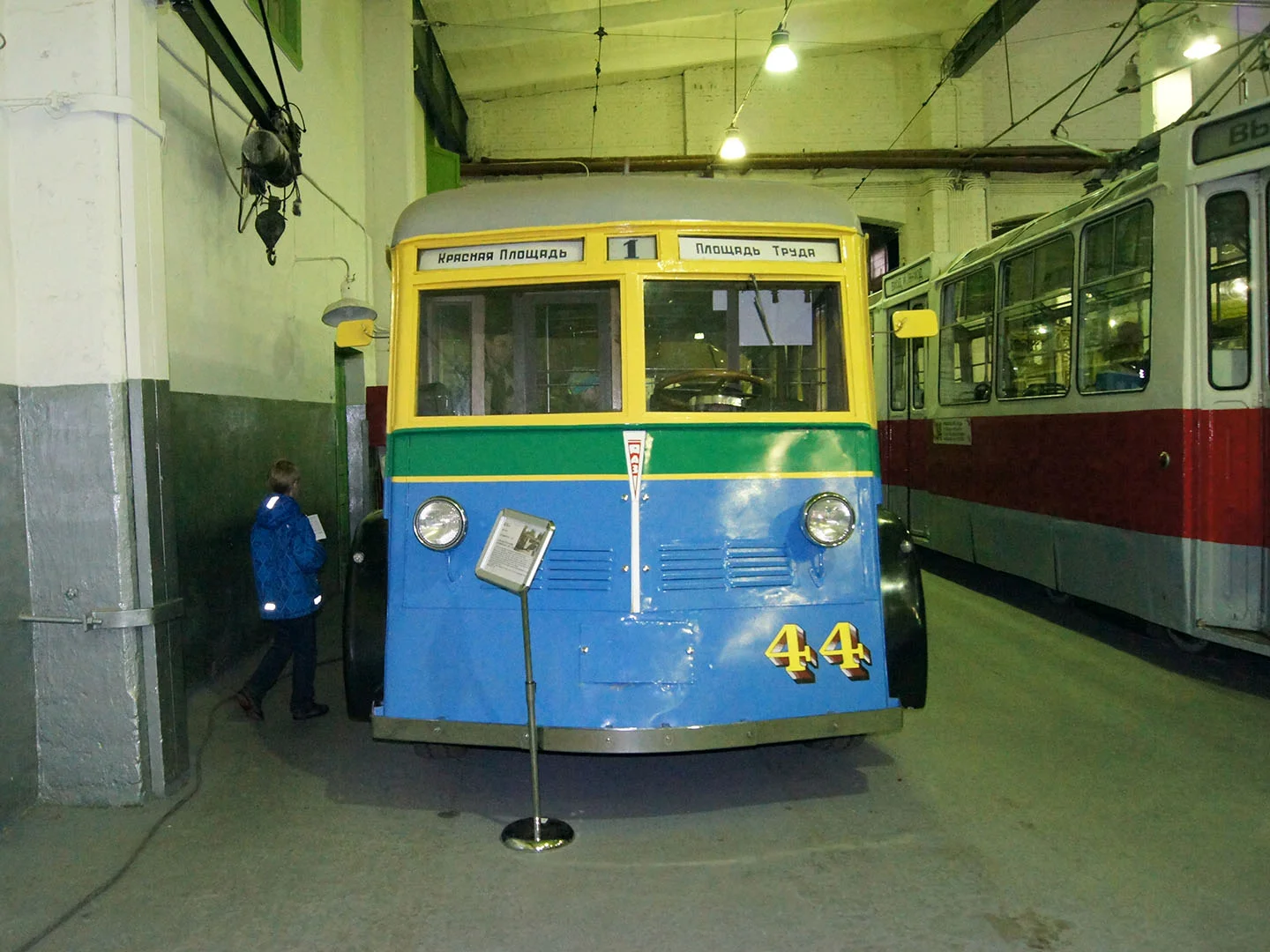 Музей электротранспорта Петербурга, старый троллейбус