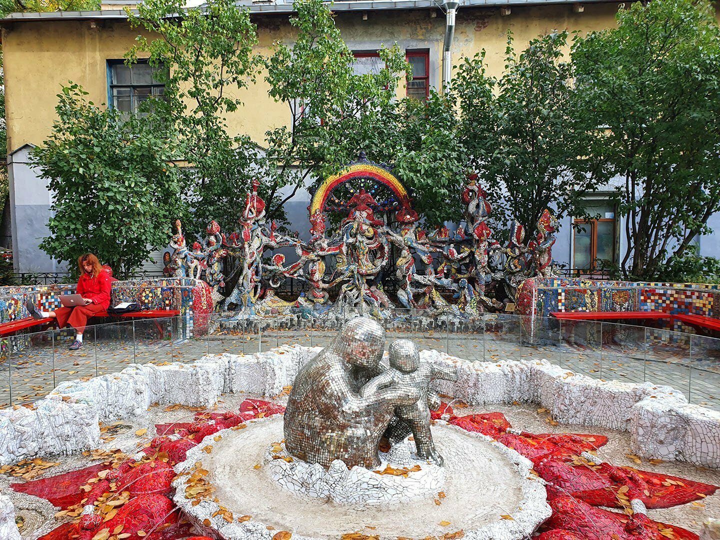 Фонтан в Мозаичном дворике в Питере