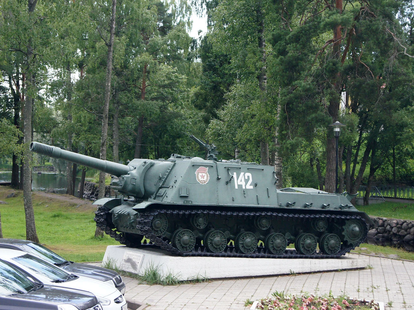 Самоходная пушка САУ-152 на парковке возле крепости Корела