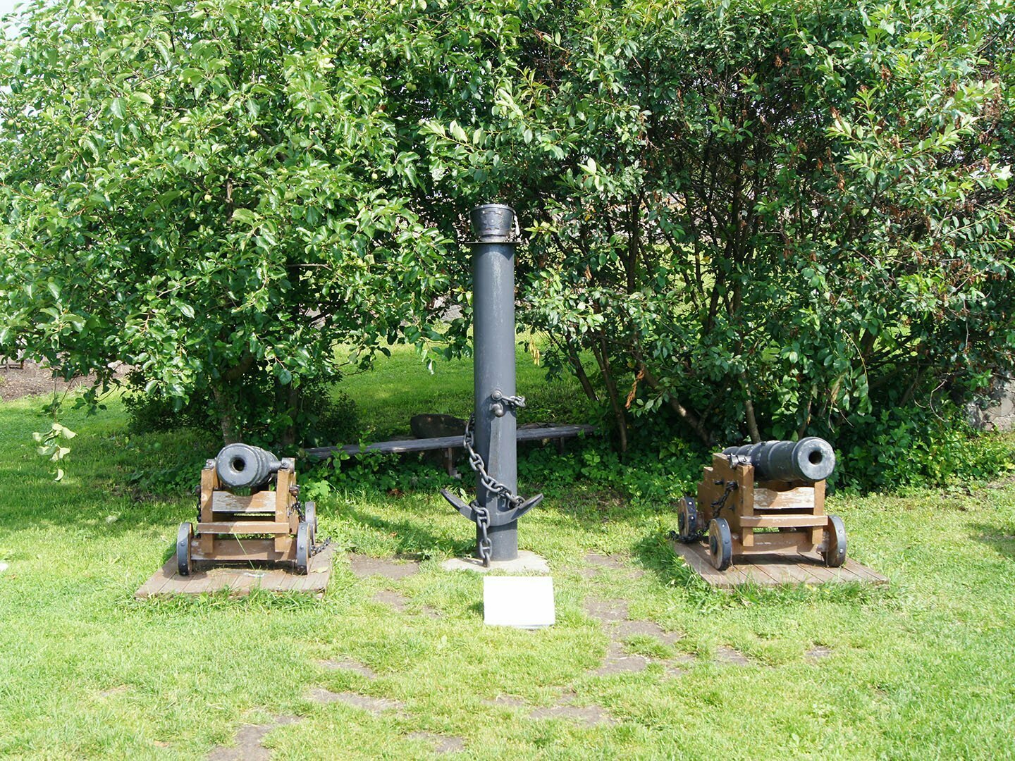 Старинные пушки на территории крепости Корела