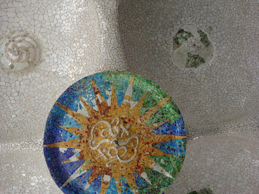 Парк Гуэль в Барселоне, детали оформления потолка, мозаика
