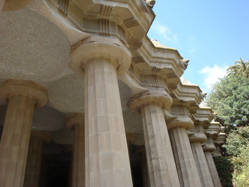 Зал ста колонн (Hall of Hundred Columns) в парке Гуэль