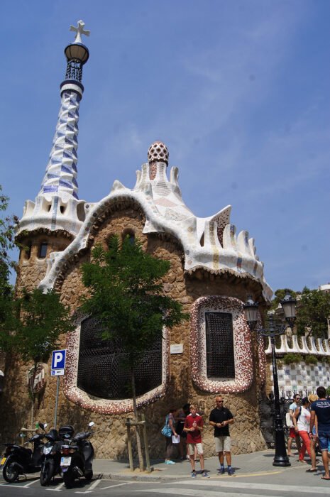 Пряничный домик при входе в парк Гуэль в Барселоне