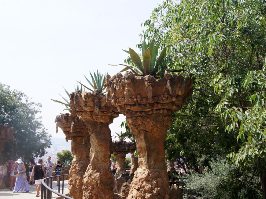 Каменные вазоны в парке Гуэль, Барселона
