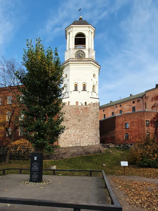 Часовая башня вид от руин собора