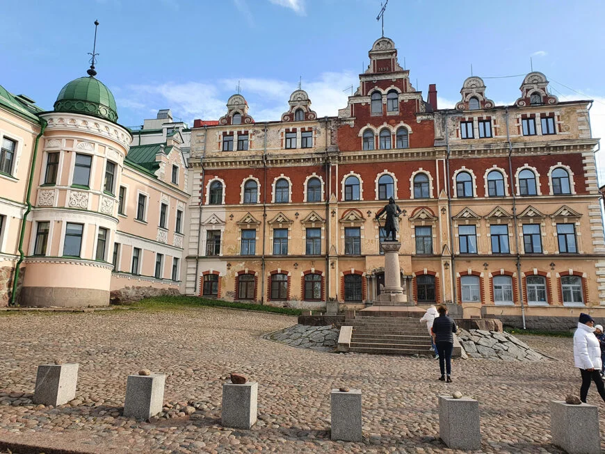 Площадь Старой ратуши и памятник Торгильсу Кнутссону