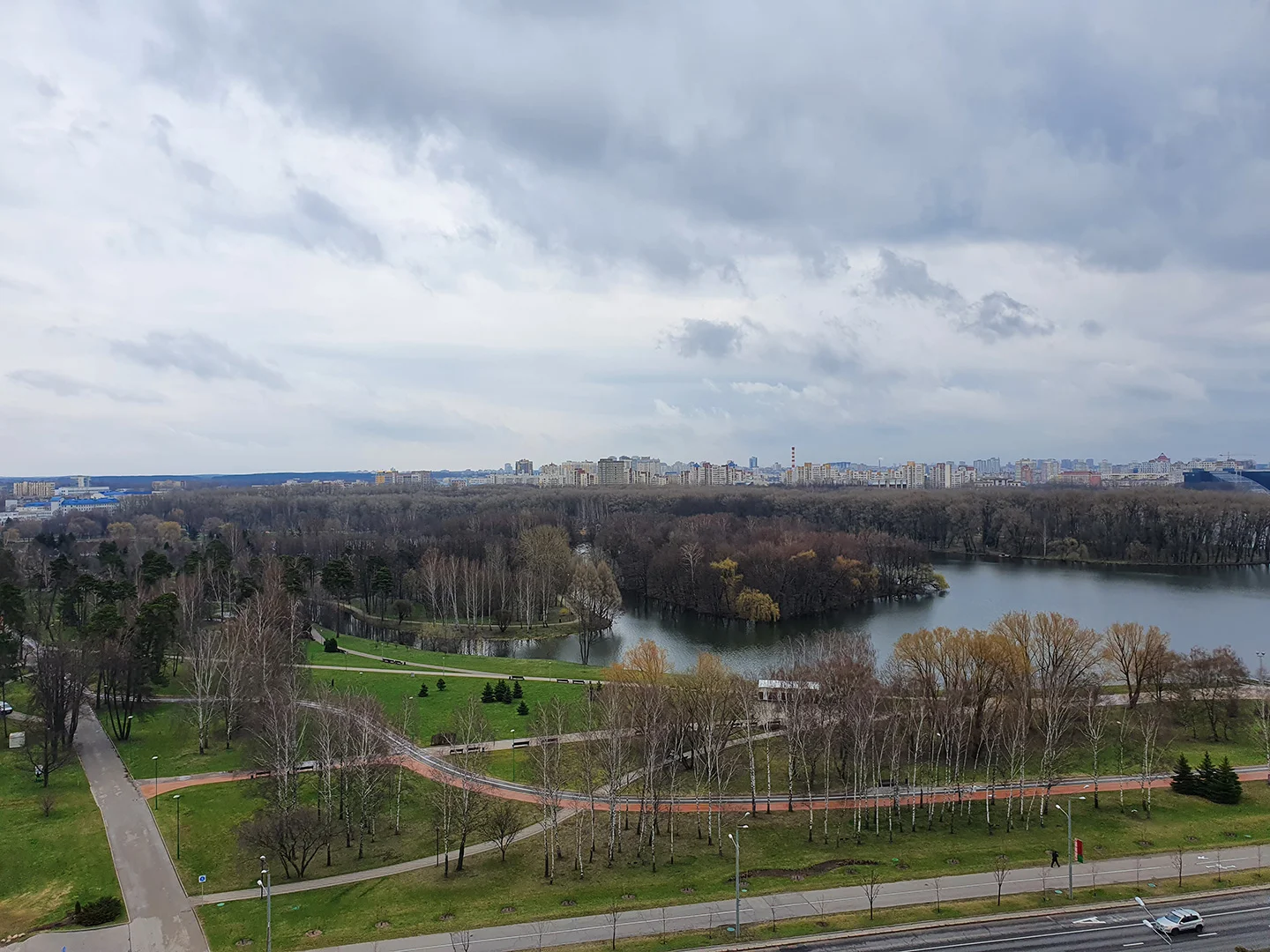 Вид из окна отеля Виктория СПА на парк Победы в Минске