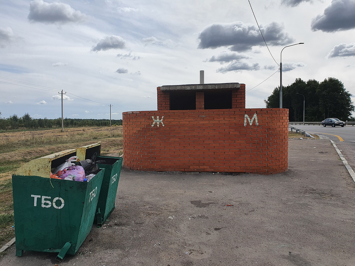 Туалет типа выгребная яма на М4, Россия