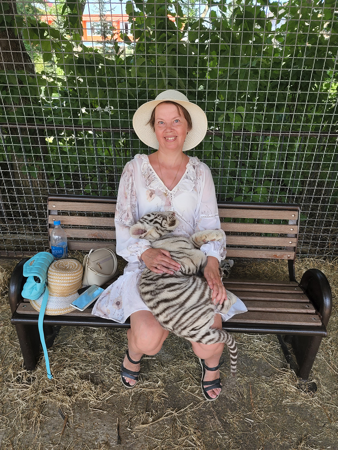 Фото с тигренком в зоопарке Тайган