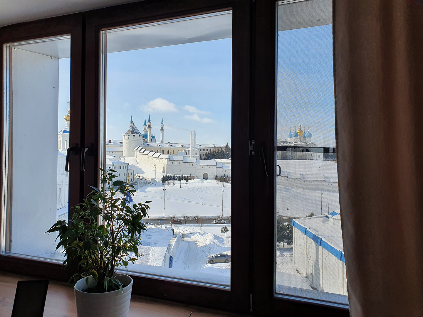 Вид из спальни на Кремль