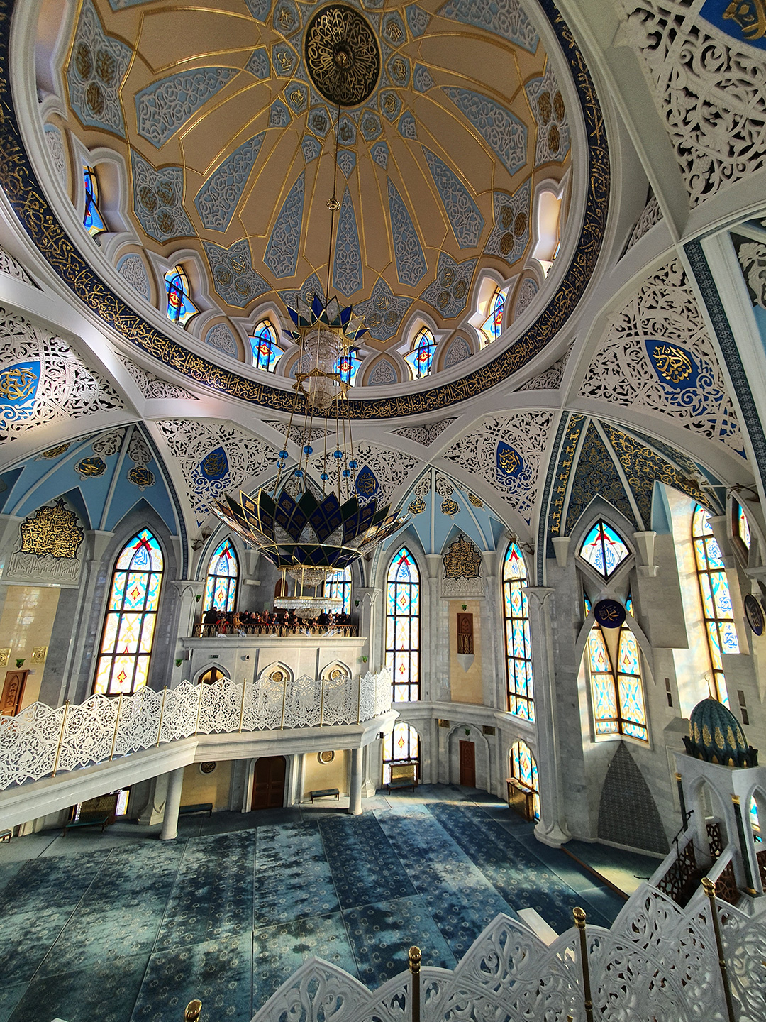 Интерьер молельного зала мечети
