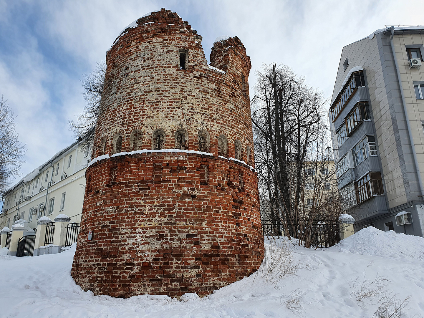 Руинированная башня ограды монастыря на улице Нагорной