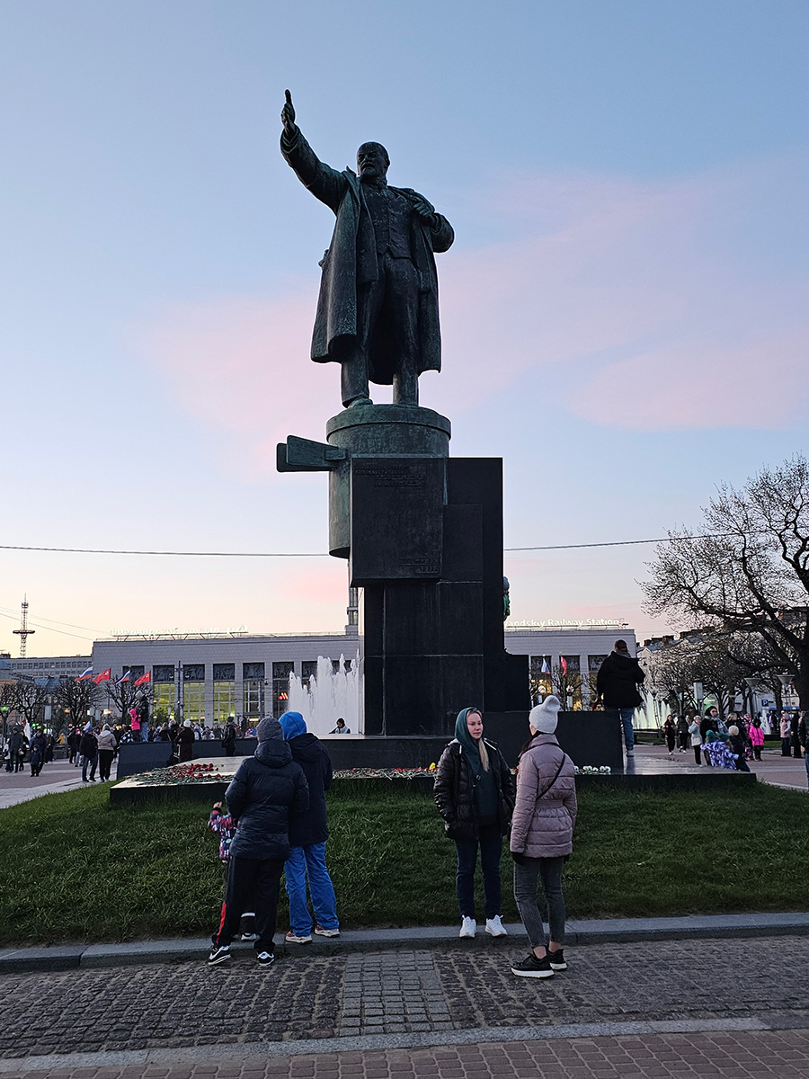 Памятник Ленину на броневике у Финляндского вокзала